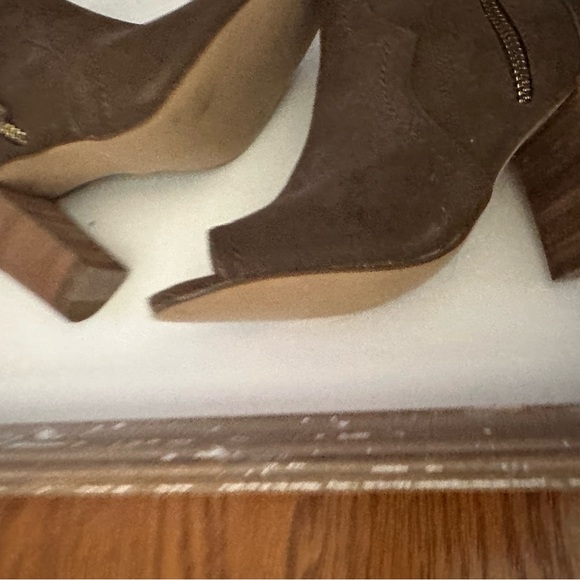 Women’s Size 6 XoXo Brown Suede Color. New Never Worn - Picture 4 of 4